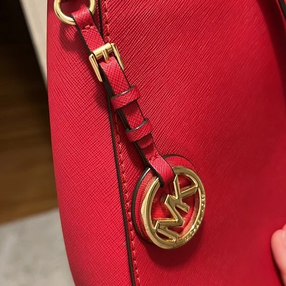 MK CROSSBODY BAG IN excellent condition - Picture 6 of 9